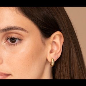 Mejuri Croissant dome hoops gold vermeil